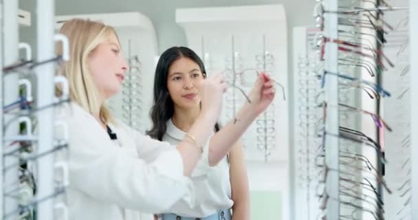 Laden Kunde Und Beratung Beim Augenoptiker Für Brillen Und Bei — Stockvideo