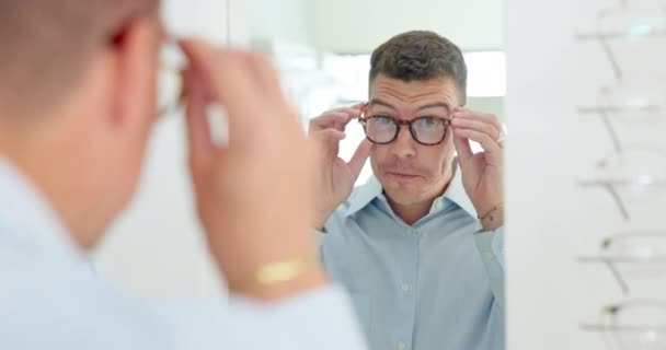 Człowiek Odbicie Lustro Okularami Optometry Lub Wizji Szczęśliwy Zakupy Wybór — Wideo stockowe