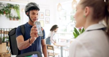 Servis, barista ya da kahve dükkanındaki teslimatçı ya da kafeteryada içecek, yiyecek ya da paket için bir mağazadaki kasada. Kurye uygulaması, cep telefonu, kadın ya da erkek ile küçük işletmelerde çalışan bir garson..