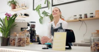 Kadın, müşteri hizmetleri, girişimci ve iş hayatına özgüvenle gülümseyen girişim ve kafe. Kadın, portre ve lokanta hoş geldiniz veya yüz, konukseverlik veya kahve ve kurabiye.