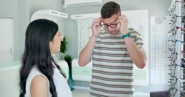 비즈니스 판매자 도움과 선택의 고객과 안경으로 여성과 사람들 프레임 눈을위한 — 비디오