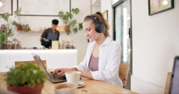 Kaffebutik Distansarbete Och Personer Laptop Som Arbetar För Forskning Hemsida — Stockvideo