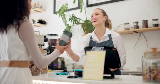 Service Barista Oder Kunde Mit Tasse Café Für Getränke Oder — Stockvideo