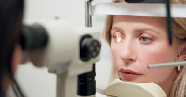 眼科または診療所の視覚医療評価のクローズアップ 眼科検査またはスリットランプ 網膜の専門家によるレンズ相談としての緑内障試験装置の医者 患者または導かれたライト — ストック動画