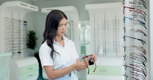 Médico Mulher Óculos Limpeza Loja Com Pano Para Poeira Lentes — Vídeo de Stock