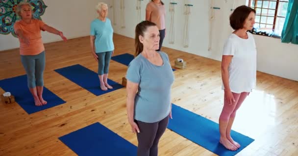 Mujer Mayor Yoga Estiramiento Con Pilates Para Zen Bienestar Espiritual — Vídeos de Stock