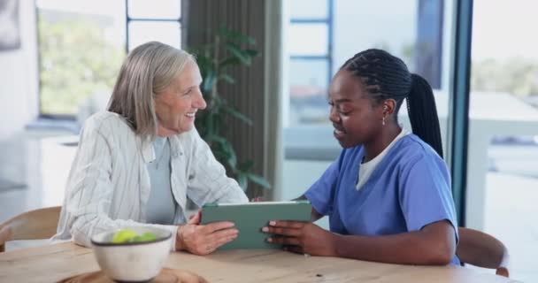 Senior Kvinne Tablett Medisinsk Rådgivning Med Omsorgspersoner Med Kardiovaskulær Konsultasjon – stockvideo