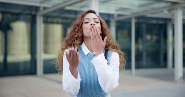 Szczęśliwy Student Kobieta Pocałunkiem Twarz Znak Pokoju Świętowania Podekscytowany Jej — Wideo stockowe
