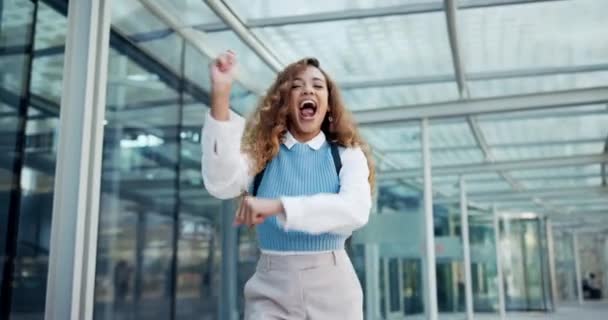 Деловая Женщина Счастливая Танцующая Городе Ради Торжества Успеха Победы Открытом — стоковое видео