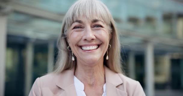 Moden Kvinde Smil Eller Forretning Som Karriere Pensionering Eller Stolt – Stock-video