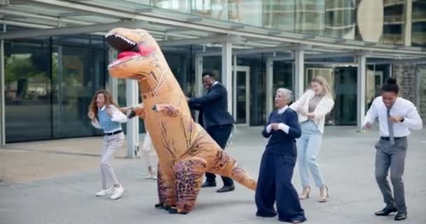 Biznes Ludzie Taniec Świeżym Powietrzu Stroju Nadmuchiwanego Dinozaura Zabawy Szczęścia — Wideo stockowe