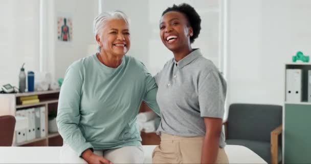 Portrait Smile Physiotherapist Senior Woman Rehabilitation Healthcare Wellness Body Clinic — Stock Video