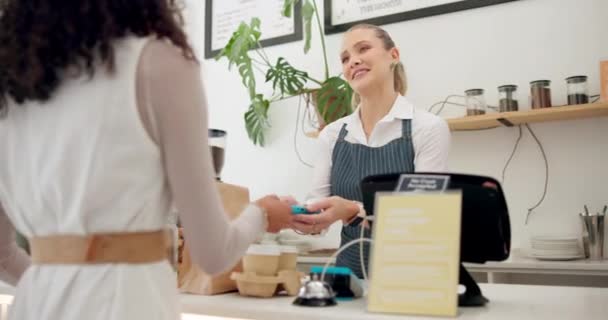 Kartu Kredit Barista Atau Pembayaran Pelanggan Kedai Kopi Untuk Makanan — Stok Video
