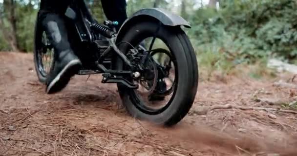 Kişi Motosiklet Ayaklar Orman Yolunda Lastik Döndürme Hız Macera Için — Stok video