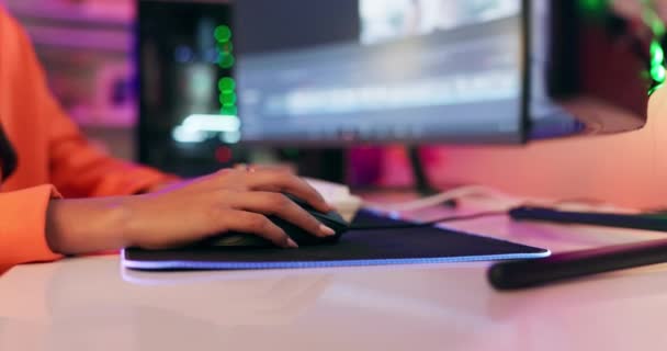 Рука Мышь Женщина Играют Видеоигры Компьютере Футуристическом Пространстве Кибер Гика — стоковое видео