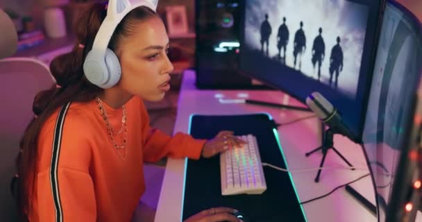 Computer Gamer Und Frau Mit Kopfhörern Neon Hause Für Online — Stockvideo