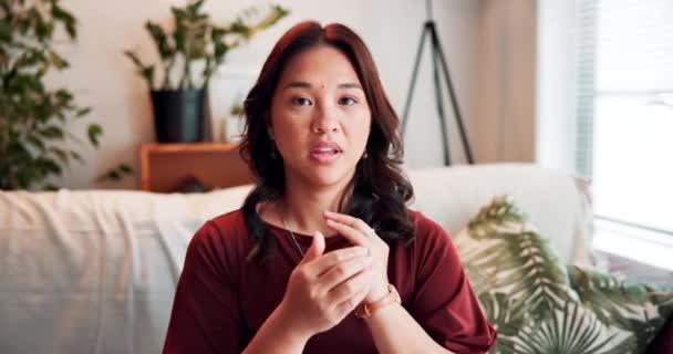 メンタルヘルス ホリスティックタッピングのためのリキソファー付きのヒーリング セラピー 自宅でボディエネルギータッピングのための仮想相談に関するビデオ通話 肖像画 アジアのライフコーチ — ストック動画