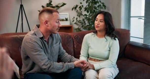 心理学 カップル 結婚のための療法相談での議論は失敗し 離婚し ソファーで戦う カウンセリング 男女関係の問題 意見の相違 心理学者の助け — ストック動画
