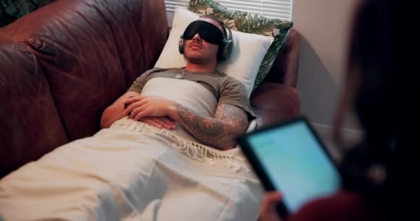 Terapia Dell Uomo Paziente Del Sonno Divano Con Benda Cuffie — Video Stock