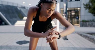 Fitness, koşu ve siyahi kadın çalışma saatleri, eğitim ve nefes alma saatleri için kontrol ediyorlar. Kentsel egzersiz, zaman ve kız kronometredeki akıllı uygulama izleyicisiyle sokakta rahatlamak için koşucu.