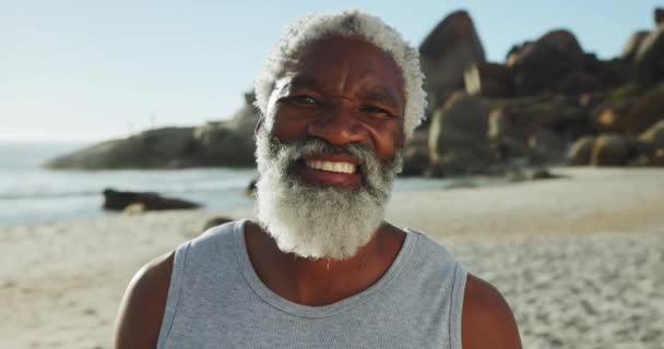 Щасливий Старший Чоловік Пляж Посмішка Океаном Подорожі Пригоди Індонезійською Відпусткою — стокове відео