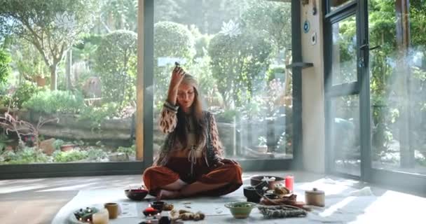 Mujer Salvia Mancha Para Ritual Con Curación Equilibrio Energético Chamán — Vídeo de stock