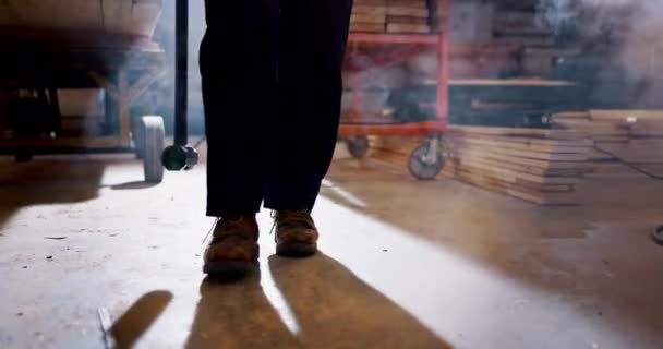 Arbeiter Werkzeug Und Person Mit Hammer Gehen Mit Rauch Oder — Stockvideo