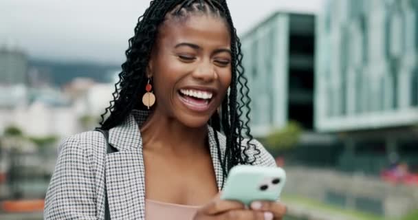 Telepon Lucu Dan Wanita Bisnis Kota Dengan Meme Komedi Atau — Stok Video