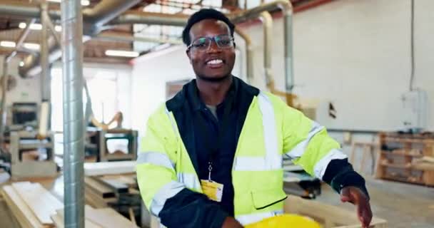 Construção Homem Negro Felicidade Armazém Para Carreira Carpintaria Com Madeira — Vídeo de Stock