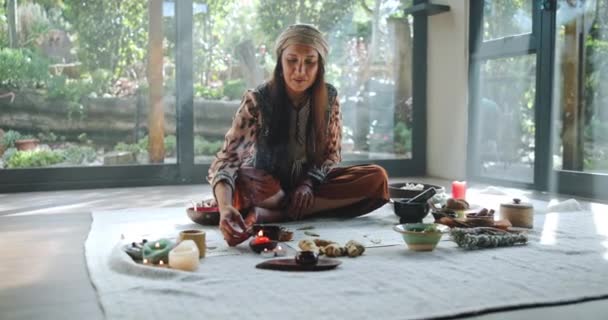 Donna Bruciare Salvia Rituale Guarigione Equilibrio Energetico Sciamano Con Medicina — Video Stock