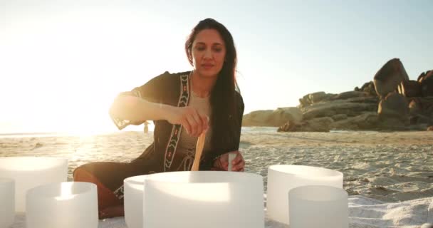 Woman Sound Therapy Bowls Beach Healing Tibetan Ritual Traditional Medicine — Stock Video