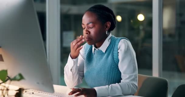 晚上被电脑搞得头痛 劳累过度 在截止日期前精疲力竭的生意 女人和眼睛都会痛 企业家 非洲裔雇员和网上项目疲劳 头脑模糊或在办公室精疲力竭 — 图库视频影像