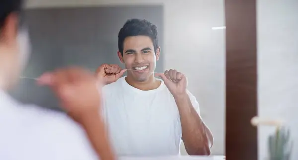 Happy Cermin Dan Manusia Dengan Benang Kamar Mandi Untuk Kebersihan — Stok Foto