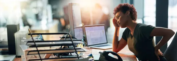 Affärskvinna Stress Och Ryggvärk Datorn För Mänskliga Resurser Rapport Förvirrad — Stockfoto