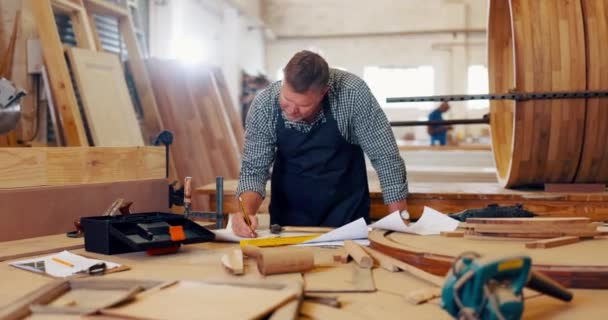 Pria Dewasa Tukang Kayu Dan Menulis Bengkel Untuk Furnitur Dan — Stok Video
