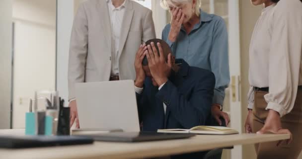 Деловые Люди Ноутбук Стресс Плохих Новостей Результатов Потери Инвестиций Ошибкой — стоковое видео