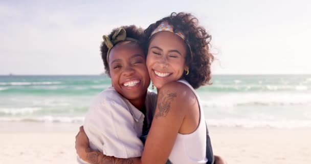 ドバイの夏休み 幸福とビーチでの友情のための愛の友人との休暇で女性 顔と抱擁 ボンディング 海辺の海洋による女性 — ストック動画
