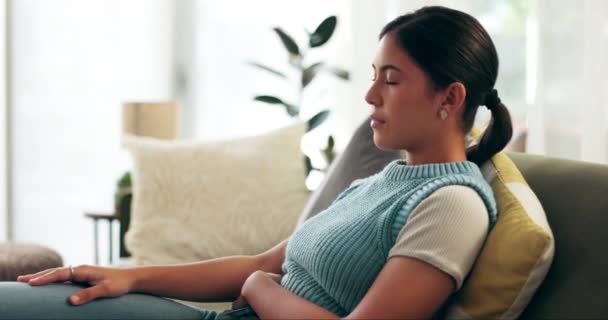 Mujer Calma Relajarse Sofá Casa Sábado Por Tarde Para Pausa — Vídeo de stock
