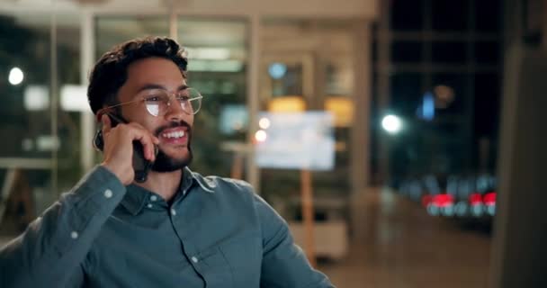 スマートフォン 夜勤の電話 コンピュータ上の幸せな男性とのビジネス オンライン検索 フィードバック プロジェクトの締め切り 技術または生産性との会話 — ストック動画