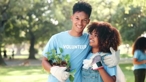 热爱慈善事业 循环利用或清洁自然公园的志愿者夫妇的微笑 拥抱或脸 可持续发展 一代又一代的人或活动家在花园里种树 种树或爱护社区 — 图库视频影像