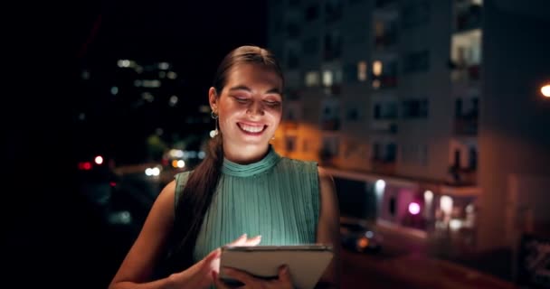Портрет Жінка Веб Розробник Планшетом Вночі Розробки Тестування Обслуговування Веб — стокове відео
