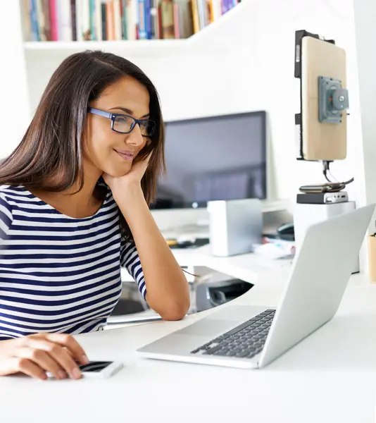 Praca Zdalna Laptop Kobieta Biznesu Okularami Biurze Domowym Dla Online — Zdjęcie stockowe
