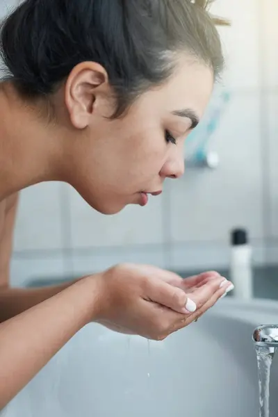 Handen Wassen Gezicht Vrouw Met Water Voor Gezondheidszorg Hydratatie Ochtend — Stockfoto