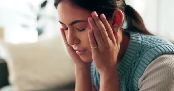 头痛和太阳穴疼痛 在家里或精神健康挣扎与压力疲劳 脑雾或偏头痛 女性在休息或抑郁 疲倦或过度劳累时的身体 双手和眩晕焦虑 — 图库视频影像