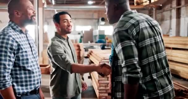 Férfiak Csapatmunka Asztalosokkal Való Találkozásban Kézfogásban Partneri Intro Egyetértés Céljából — Stock videók
