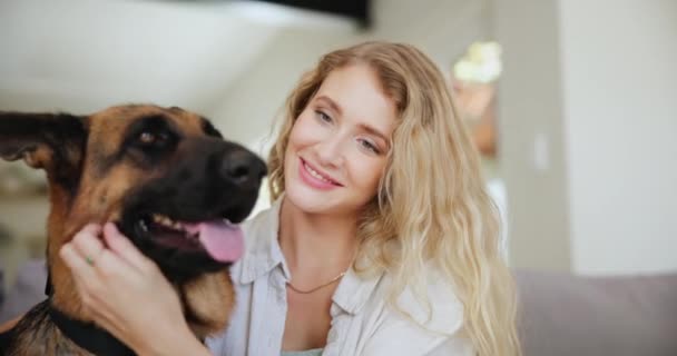 Donna Cane Bacio Casa Cura Connessione Come Proprietario Animali Benessere — Video Stock