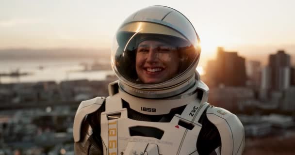 Espace Costume Portrait Astronaute Ville Avec Sourire Future Dystopie Planète — Video