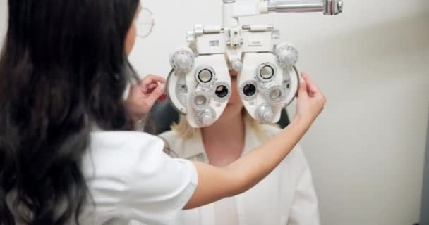 Okulista Kobieta Badanie Oczu Phoropter Opieki Zdrowotnej Wellness Lub Konsultacji — Wideo stockowe