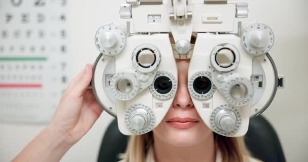 屈折相談または処方眼鏡を用いた視力のための眼科医との女性 フェロプターおよび目のテスト 網膜強度 レンズチェック ディスカッションのための患者 光学ツール — ストック動画