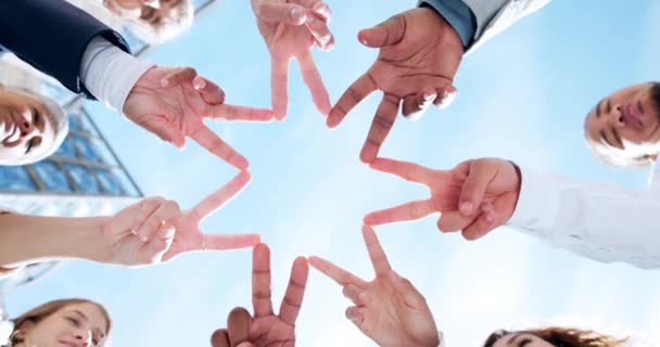 低角度人士或具有和平标志 双手或手势的商人与天空的社区合作 有团队合作支持 团结或动机的员工的指尖 联系或团队 — 图库视频影像